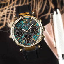 Guess GW0113L1 Solstice montre femme dorée avec cadran vert et bracelet silicone noir